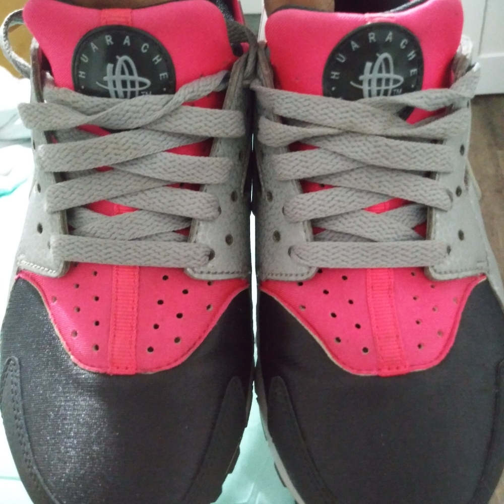 Huarache by NIKE 👟 Size 4.5Y